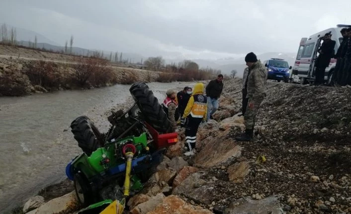Malatyada traktör şarampole devrildi