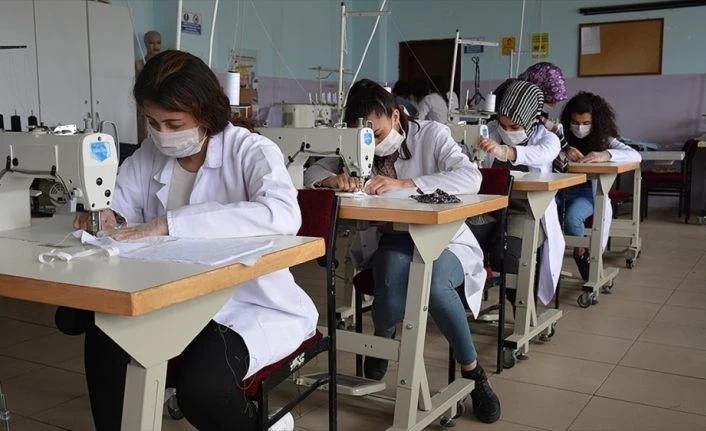 Meslek liselerinde bir haftada üretilen 500 bin maskenin dağıtımı yapıldı