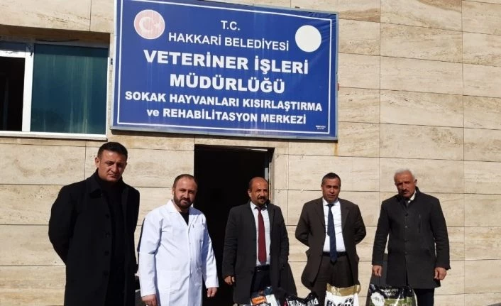 Muhtarlardan sokak hayvanlarına destek