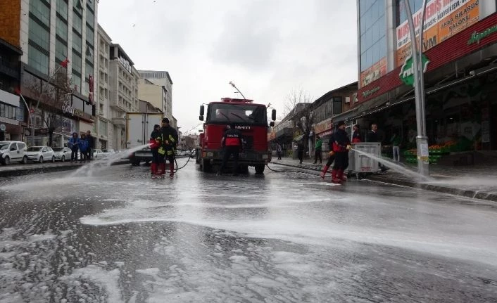 Muş’ta cadde ve sokaklar sabunlu su ile yıkanıyor