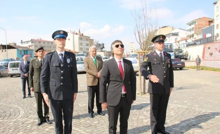 Oltu’nun kurtuluşu çelenk sunumu ile kutlandı
