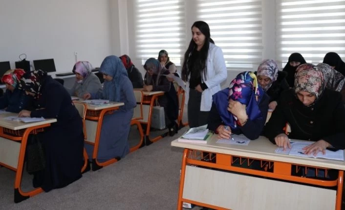 Edremitli kadınlar ADEM’de sosyalleşiyor