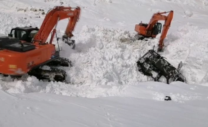 Van'da çığ faciasının yaşandığı bölgede çığ altında kalan araçlar çıkarılıyor