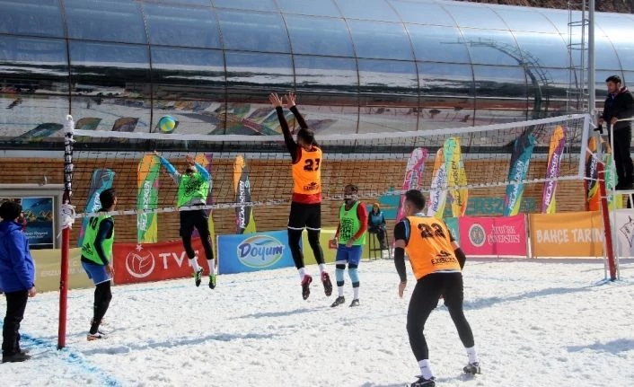 Palandöken’de kar voleybolu final heyecanı