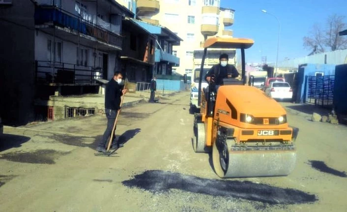 Pasinler Belediyesi bozuk yolları onardı