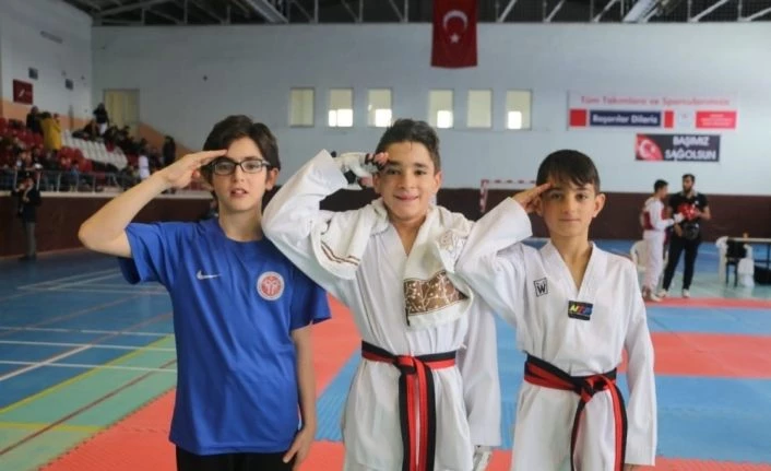 Şampiyonluğu Mehmetçiklere hediye etti