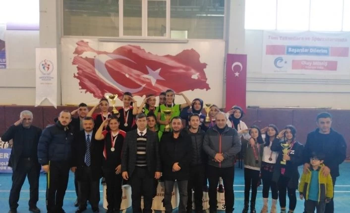 Şehitleri bayrakla andılar mehmetçiği selamladılar