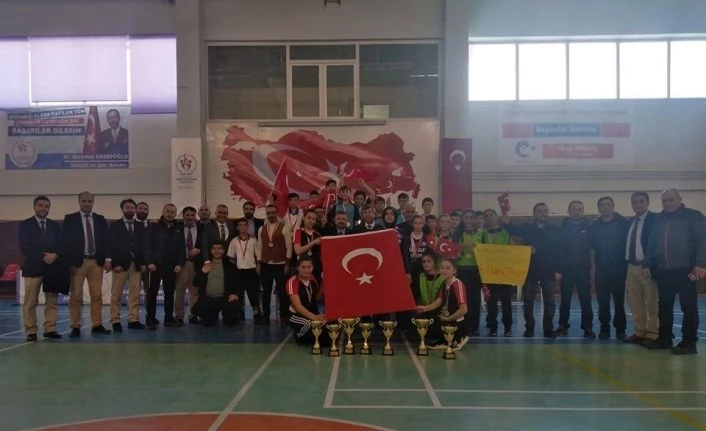Şehitleri Türk bayrağıyla andılar, Mehmetçiği selamladılar