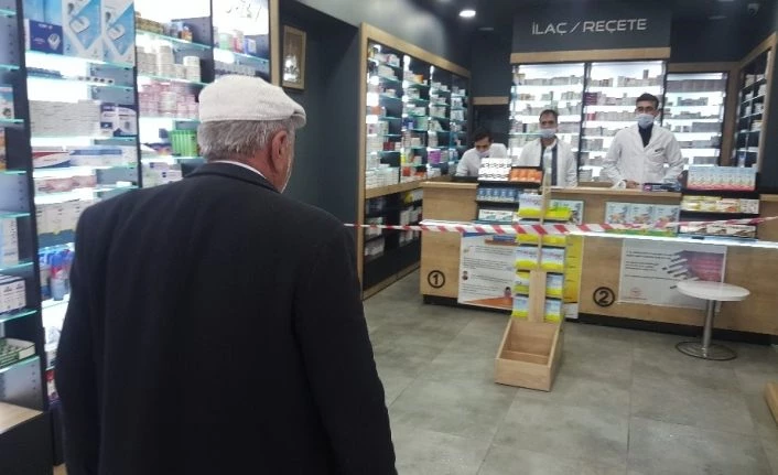 Tatvan’daki eczaneden “bir metre kuralı” için şeritli önlem