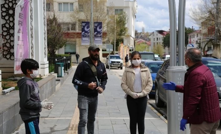Tunceli’de vali sokağa çıktı, hem maske dağıttırdı, hem de evde kalın çağrısında bulundu