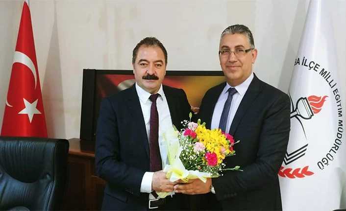 Tuşba İlçe Müdürü Ceylani, Bayrağı yeni Müdür Bedevioğlu’na teslim etti