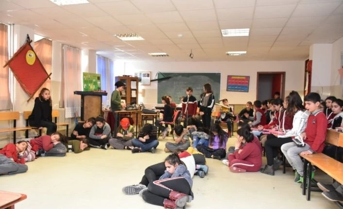 "Umut Üşür Sokaklarda" adlı tiyatro sahnelendi