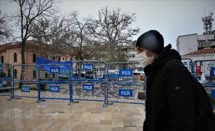 Uyarılar dinlenmeyince, polis meydanı barikatla kapattı