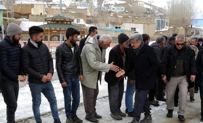 Vali Bilmez, Saray’da depremden etkilenen mahalleleri gezdi