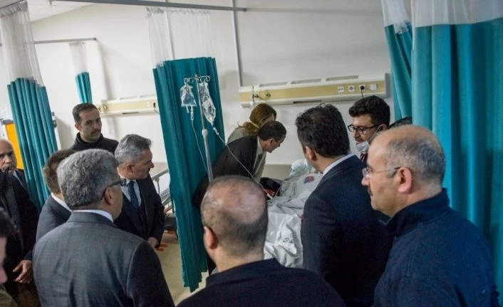 Vali Bilmez, yaralı gümrük memurlarını hastanede ziyaret etti