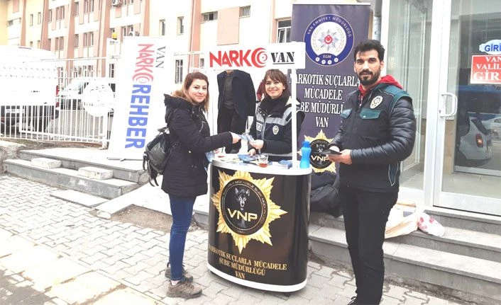 Van Emniyet Müdürlüğünün bağımlılıkla mücadele standı ilgi gördü