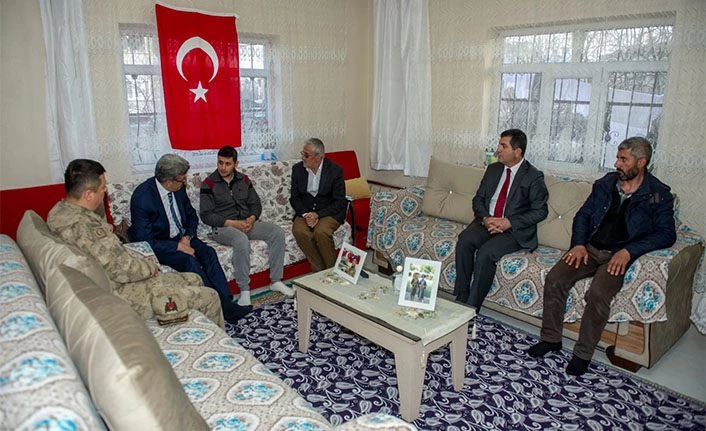 Van Valisi Bilmez İdlib Gazisi Can’ı ziyaret etti