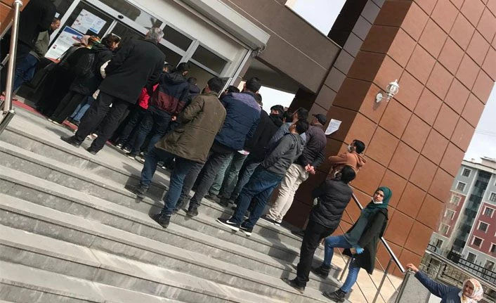 Van’da İŞKUR kapısında koronavirüs tedbirsizliği