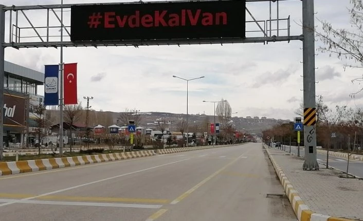 Van’da trafik elektronik levhalarından "evde kal" çağrısı