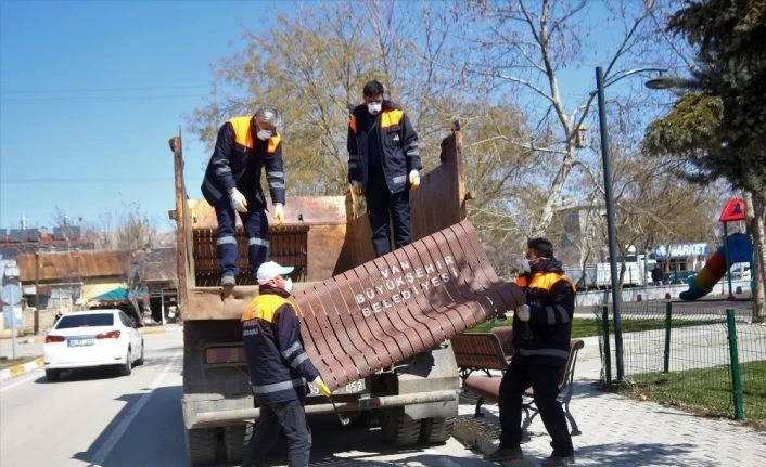 Van’da parklardaki banklar söküldü