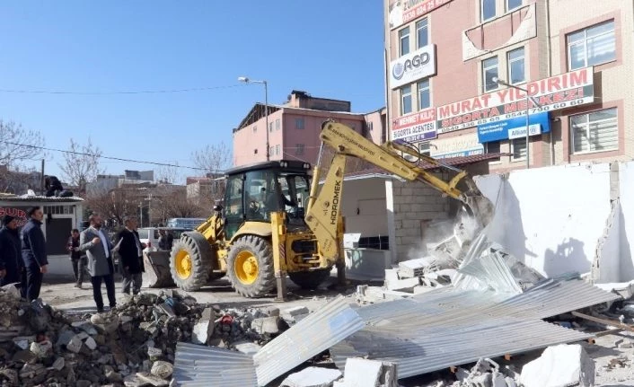 Van’daki Tekel binasının arkasındaki eklentiler yıktırıldı