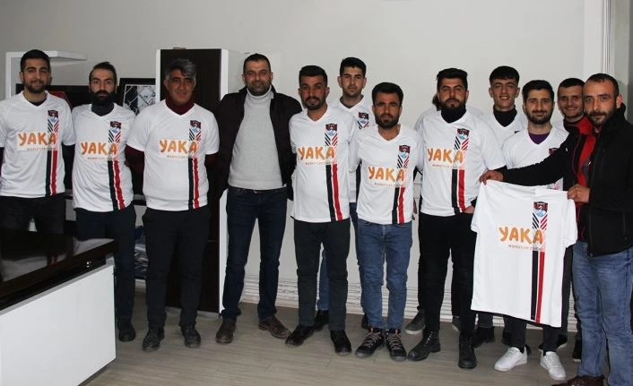 YAKA Marketler Zinciri Taraftara Forma Hediye Etti