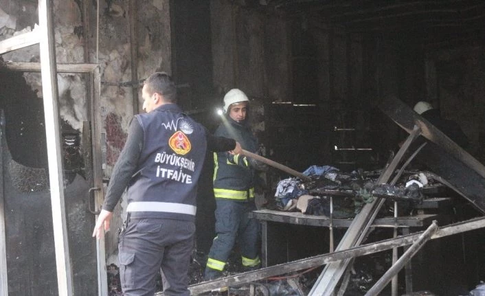 Yanan iş yerinde tekrar dumanların yükselmesi ekipleri alarma geçirdi