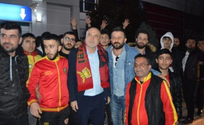 Yeni Malatyaspor taraftarından Hikmet Karaman’a coşkulu karşılama