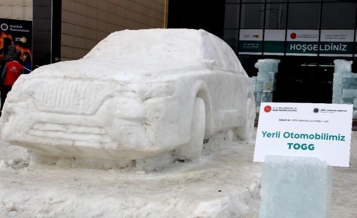 Yerli otomobilin buzdan heykelini yaptılar