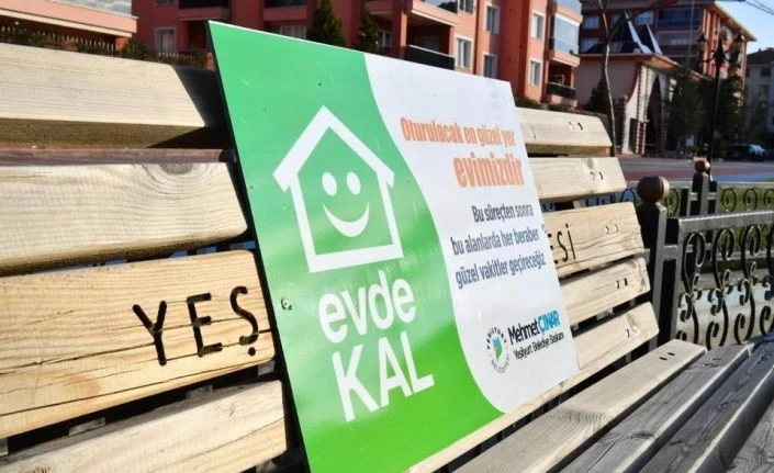 Yeşilyurt’ta banklara uyarı levhaları yerleştirildi