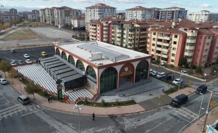 Yöresel Ürünler çarşısında inceleme