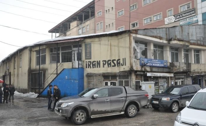 Yüksekova İran pasajı yıkılıyor