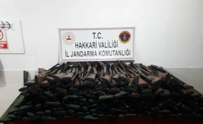 Yüksekova’da av tüfeği ve ağız maskesi ele geçirildi