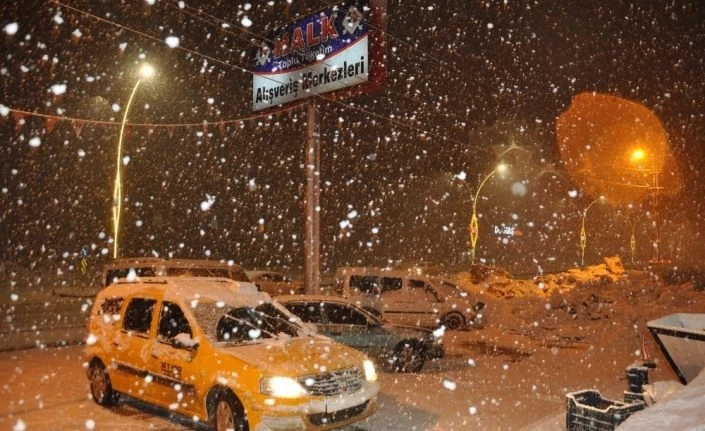 Yüksekova’da kar yağışı etkili oluyor