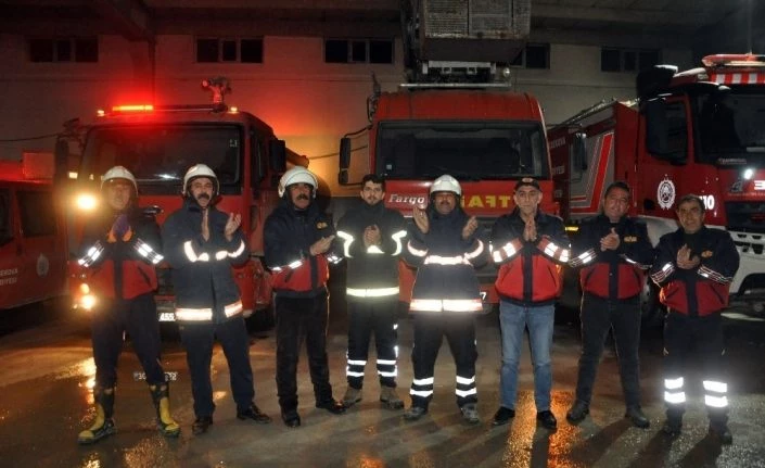 Yüksekova’daki itfaiyecilerden sağlık çalışanlarına alkışlı destek