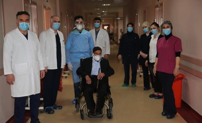 87 yaşındaki İbrahim dede Korona tedavisine bir haftada olumlu cevap verdi