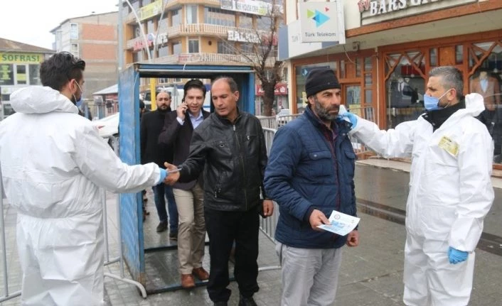 Ağrı’da cadde ve sokaklara girişler kontrollü olarak sağlanıyor