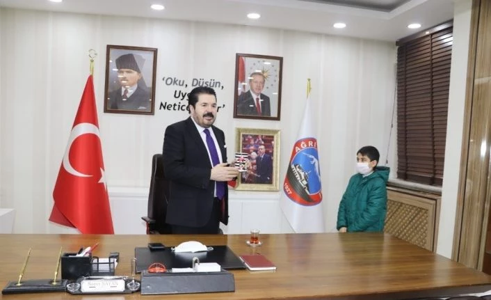 Ağrılı Yiğit kumbarasındaki harçlığını Milli Dayanışma Kampanyası’na bağışladı
