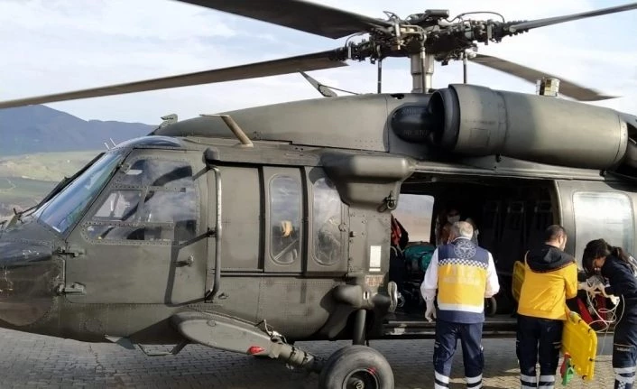 Bacağı kopma noktasına gelen yaralıyı, Mehmetçik helikopterle götürdü