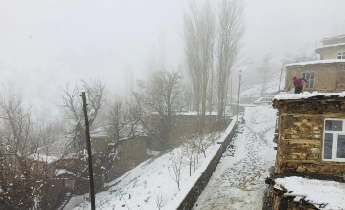 Bahçesaray’da nisan karı sürprizi