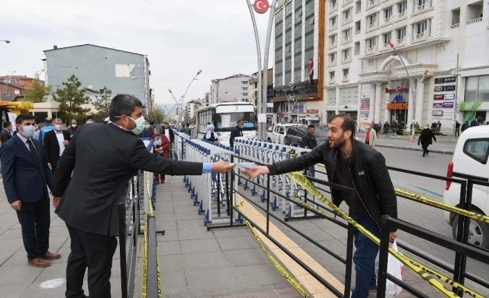 Başkan Asya’dan vatandaşlara maske