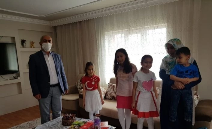 Çaldıran Belediye Başkanı Ensari’den hayalindeki pastayı çizen kıza sürpriz