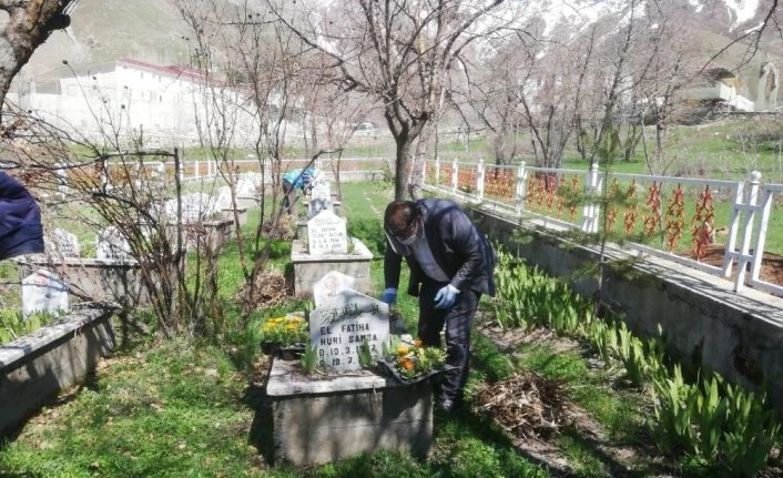 AK Parti Bahçesaray İlçe Başkanı Sabırlı’dan şehitliğe ziyaret
