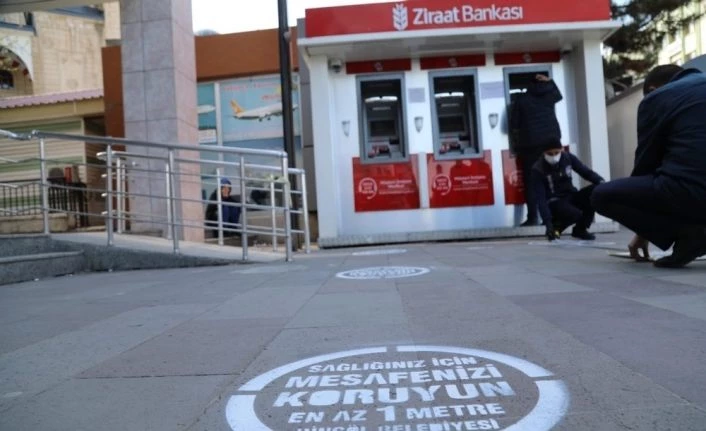 Bingöl’de ATM önlerine sosyal mesafe uyarısı