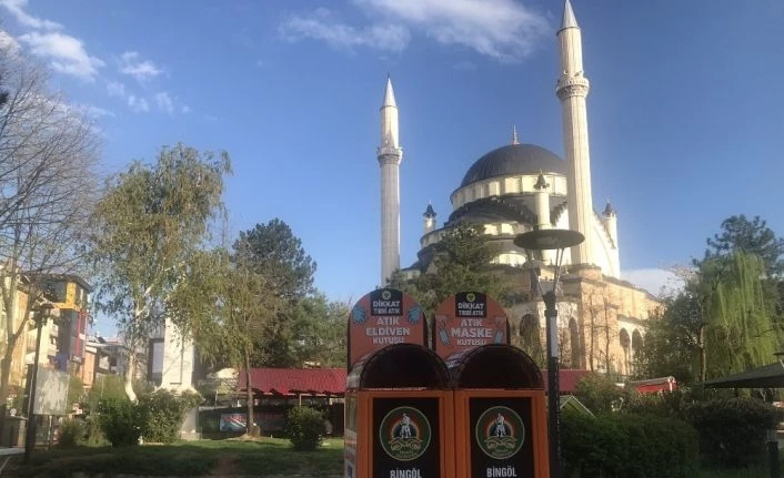 Bingöl’de belirli noktalara tıbbi atık kovaları yerleştirdi