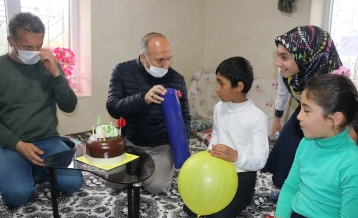 Bitlis’te 23 Nisan’da doğan çocuklara sürpriz doğum günü