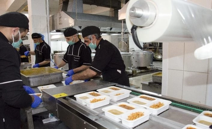 Büyükşehir Belediyesi, iftar yemeğini evlere ulaştırıyor