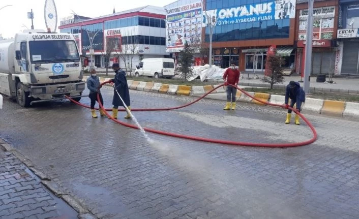 Çaldıran Belediyesi ilçeyi baştan sona yıkadı