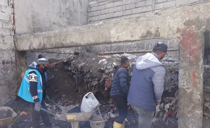 Çaldıran’da yıllarca çöp yığınlarının biriktiği arka sokaklar temizlendi