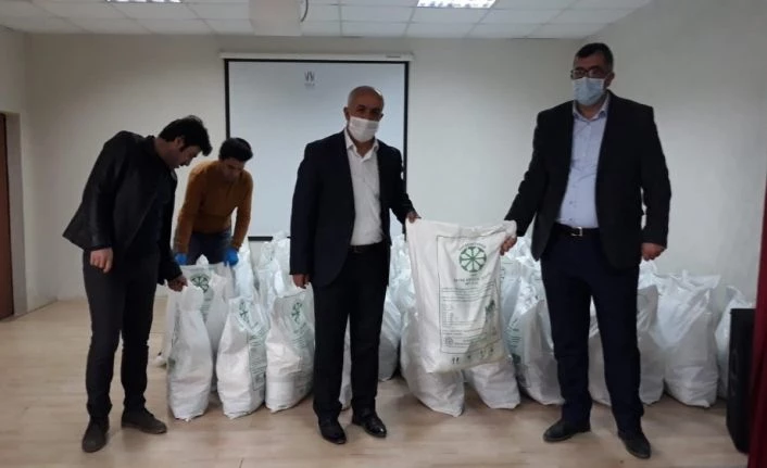 Çaldıranlı iş adamından 150 koli gıda desteği
